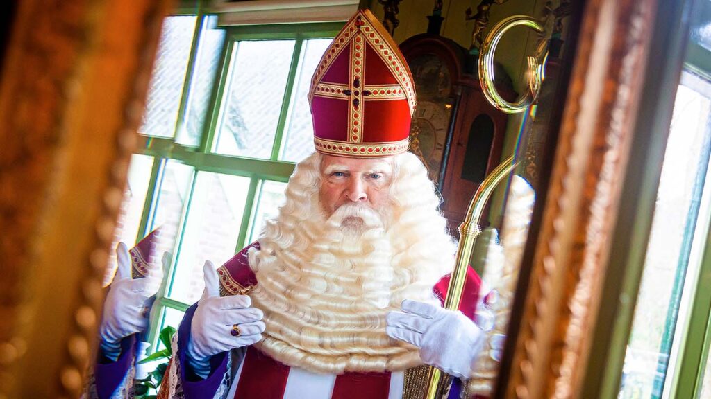 Sinterklaas in spiegel onduleren Sinterklaaskrullen